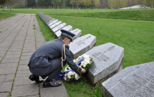 Teise maailmasõja Euroopa lahingute lõpu 70. aastapäeval asetati Vabariigi Presidendi pärjad Tallinnas Maarjamäel kõigi sõjas langenute mälestuseks.