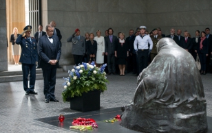 Pärja asetamine Neuw Wache memoriaali juurde, mis on Saksamaa Liitvabariigi keskseks mälestuspaigaks sõja- ja vägivallavõimu ohvritele.