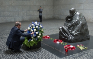 Pärja asetamine Neuw Wache memoriaali juurde, mis on Saksamaa Liitvabariigi keskseks mälestuspaigaks sõja- ja vägivallavõimu ohvritele.