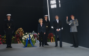 President Ilves asetas koos Saksa kaitseministri Ursula von der Leyeniga pärja Bundeswehri teenistuses langenud ja hukkunud sõdurite mälestusmärgile. Eesti ja Saksamaa on olnud viimasel kahel aastakümnel relvavennad mitmetel välisoperatsioonidel.