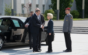President Ilves asetas koos Saksa kaitseministri Ursula von der Leyeniga pärja Bundeswehri teenistuses langenud ja hukkunud sõdurite mälestusmärgile. Eesti ja Saksamaa on olnud viimasel kahel aastakümnel relvavennad mitmetel välisoperatsioonidel.