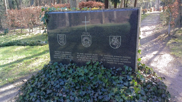 Tartu linnapea Urmas Klaas viis Vabariigi Presidendi poolt pärja Balti riikide sõjapõgenike mälestuskivile Geesthachti metsakalmistule.