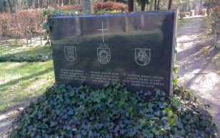 Венки от Президента Республики на лесном кладбище в Гестахте
