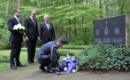 Tartu linnapea Urmas Klaas viis Vabariigi Presidendi poolt pärja Balti riikide sõjapõgenike mälestuskivile Geesthachti metsakalmistule.