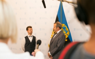 Noore kultuuritegelase preemia laureaat Jalmar Vabarna ja president Toomas Hendrik Ilves.