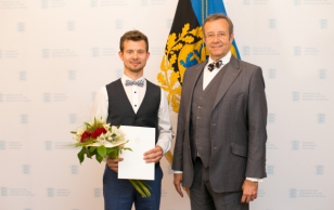 Noore kultuuritegelase preemia laureaat Jalmar Vabarna ja president Toomas Hendrik Ilves.