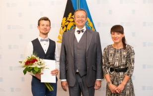 Noore kultuuritegelase preemia laureaat Jalmar Vabarna, president Toomas Hendrik Ilves ja Sandra Sillamaa ansamblist Trad.Attack!.