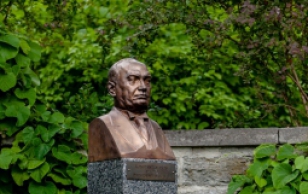 Konstantin Pätsi büsti ees on näha roose 'Staatspräsident Konstantin Päts' ning 'Yellow Florette'.