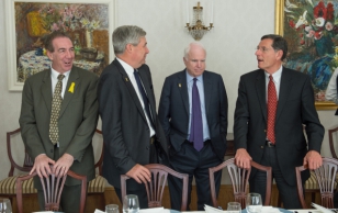 President Ilves kohtus Kadriorus Ameerika Ühendriikide senaatorite John McCaini, Sheldon Whitehouse'i ja John Barrassoga. Ühiselt jagati ideid küberuuendustest, arutati Eesti ja USA vahelist küberkoostööd ja Atlandi-ülest julgeolekupartnerlust.