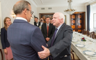 President Ilves kohtus Kadriorus Ameerika Ühendriikide senaatorite John McCaini, Sheldon Whitehouse'i ja John Barrassoga. Ühiselt jagati ideid küberuuendustest, arutati Eesti ja USA vahelist küberkoostööd ja Atlandi-ülest julgeolekupartnerlust.
