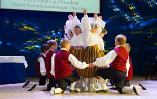 Narva Eesti Gümnaasiumi algklasside õpilaste tantsurühma ''Päikeseratas'' etteaste.