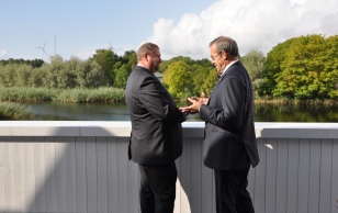Lääne-Saare vallavanem Andres Tinno ja president Toomas Hendrik Ilves omavahel vestlemas.
