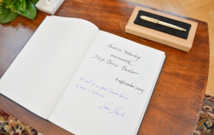 Austria Vabariigi suursaadik Doris Danleri sissekanne külalisteraamatusse.