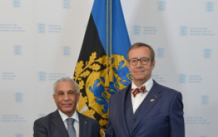 Alžeeria Demokraatliku Rahvavabariigi suursaadik Salah Lebdioui ja president Toomas Hendrik Ilves.