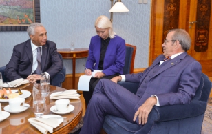 Alžeeria Demokraatliku Rahvavabariigi suursaadik Salah Lebdioui ja president Toomas Hendrik Ilves.