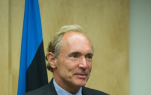 President Ilves andis New Yorgis WorldWideWeb'i loojale Timothy John Berners-Lee'le üle Maarjamaa Risti I klassi teenetemärgi.