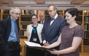 President Toomas Hendrik Ilvesele anti Colombia Ülikoolis üle sealses arhiivis asuvast Max Rabinoffi fondist Eestit puudutavate dokumentide koopiad.
