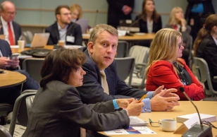 President Toomas Hendrik Ilves avas Maailmapangas toimunud ürituse ''Eesti IT päev – targad lahendused kestlikuks arenguks'', kus Eesti era- ja avaliku sektori esindajad tutvustasid meie e-lahendusi.