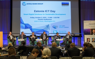 President Toomas Hendrik Ilves avas Maailmapangas toimunud ürituse ''Eesti IT päev – targad lahendused kestlikuks arenguks'', kus Eesti era- ja avaliku sektori esindajad tutvustasid meie e-lahendusi.