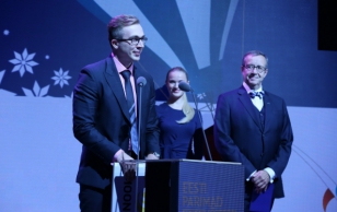 President Toomas Hendrik Ilves kuulutas Eesti parimate ettevõtete auhinnagalal välja noore ettevõtja 2015, kelleks on Indrek Ulst ettevõttest Mooncascade OÜ.
