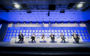 President Toomas Hendrik Ilves osales Maailma Majandusfoorumi korraldatud globaalsetele teemadele keskenduvate nõukogude iga-aastasel kogunemisel. Pildil tööstuse digiteerimise teemaline avalik diskussioon.