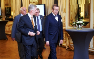 President Toomas Hendrik Ilves esines Brüsselis mõttekoja Friends of Europe kõrgetasemelise seminari digiühiskonna teemalises paneelis. Pildil president Ilves koos Belgia kuninga Philippe I-ga.