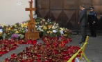 President Toomas Hendrik Ilves asetas lilled ja küünla Bukaresti kesklinna ööklubi Colectiv traagilises tulekahjus hukkunute mälestuseks.