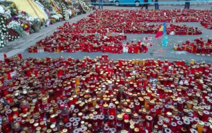 President Toomas Hendrik Ilves asetas lilled ja küünla Bukaresti kesklinna ööklubi Colectiv traagilises tulekahjus hukkunute mälestuseks.