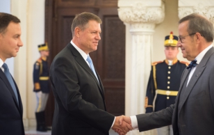 Kesk- ja Ida-Euroopa riigipeade kohtumine Bukarestis. Rumeenia ja Poola riigipead tervitavad president Toomas Hendrik Ilvest.