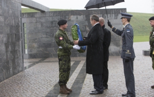 Pärja asetamine rahvusvahelistel missioonidel langenud Taani sõdurite monumendile Kastelletis.