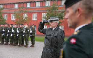 Pärja asetamine rahvusvahelistel missioonidel langenud Taani sõdurite monumendile Kastelletis.