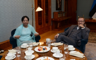 Myanmari Liidu Vabariigi suursaadik Daw Yin Yin Myint ja president Toomas Hendrik Ilves.