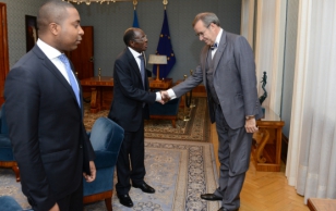 Angola Vabariigi suursaadik Isaías Jaime Vilinga ja president Toomas Hendrik Ilves.