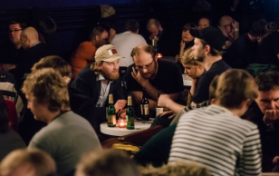 Tallinna kohvikus Sinilind toimub kolmapäeva õhtuti muusikaviktoriin, kus käivad aeg-ajalt ka üllatuskülalised. Seekord erandkorras neljapäeval mängis president Toomas Hendrik Ilves muusikat ja esitas küsimusi.