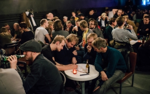 Tallinna kohvikus Sinilind toimub kolmapäeva õhtuti muusikaviktoriin, kus käivad aeg-ajalt ka üllatuskülalised. Seekord erandkorras neljapäeval mängis president Toomas Hendrik Ilves muusikat ja esitas küsimusi.