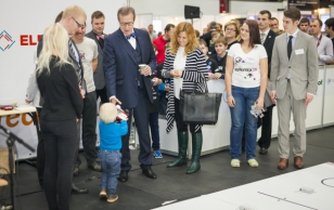 Tallinnas algas Euroopa suurima robotivõistluse tiitlit endale haarav Robotex, kuhu on registreerunud 1422 robotiehitajat 15 riigist ühtekokku 657 robotiga. Kohtumine tänavuse Robotexi noorima võistlejaga, 3-aastase robotiehitaja Siim Sebastian Zimmeriga.