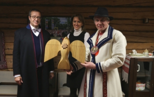 President Toomas Hendrik Ilves koos Ieva Ilvese ja kultuuripealinna linnapea Evar Riitsaarega. Fotol ka Soome-ugri kultuuripealinn 2015 sümbol-lind Tsirk.
