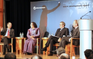 Maailmapanga arenguaruannet tutvustasid Washingtonis Maailmapanga peaökonomist Kaushik Basu, Ghana infotehnoloogiaekspert Dorothy Gordon, president Toomas Hendrik Ilves ning Microsofti president ja peajurist Brad Smith.