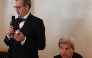 President Toomas Hendrik Ilves kõneles Maailma Majandusfoorumil koos USA välisminister John Kerry, USA kaitseminister Ash Carteri ning mitmete teiste valitsus- ja suurettevõtete juhtidega Wall Street Journali pakutud välispoliitika lõunasöögil.