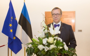 President Toomas Hendrik Ilves asetas Euroopa Parlamendis toimunud mälestustseremoonial lilled 1941. aasta küüditatutele pühendatud mälestustahvli jalamile.