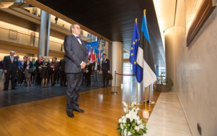 President Toomas Hendrik Ilves asetas Euroopa Parlamendis toimunud mälestustseremoonial lilled 1941. aasta küüditatutele pühendatud mälestustahvli jalamile.