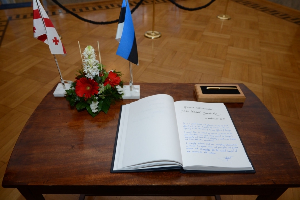 Gruusia välisministri Mihheil Džanelidze sissekanne külalisteraamatusse.