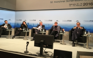 President Toomas Hendrik Ilves, üks Müncheni 52. julgeolekukonverentsi küberjulgeoleku eelürituse kõneleja, andis ligi 500 inimese ees küberjulgeoleku algkursuse, rääkides kübermaailma kolmest peamisest probleemist.