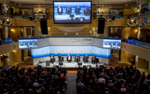 President Toomas Hendrik Ilves, üks Müncheni 52. julgeolekukonverentsi küberjulgeoleku eelürituse kõneleja, andis ligi 500 inimese ees küberjulgeoleku algkursuse, rääkides kübermaailma kolmest peamisest probleemist.