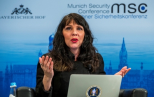 Müncheni 52. julgeolekukonverentsi küberjulgeoleku eelüritus. Pildil Islandi parlamendi liige Birgitta Jonsdottir.