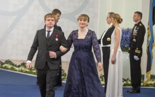 Vabariigi Presidendi noore IT-teadlase preemia laureaat Dan Bogdanov ja proua Liina Kamm.
