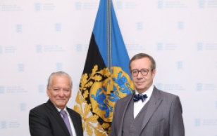 Peruu Vabariigi suursaadik José Eduardo Chávarri Garcia ja president Toomas Hendrik Ilves.