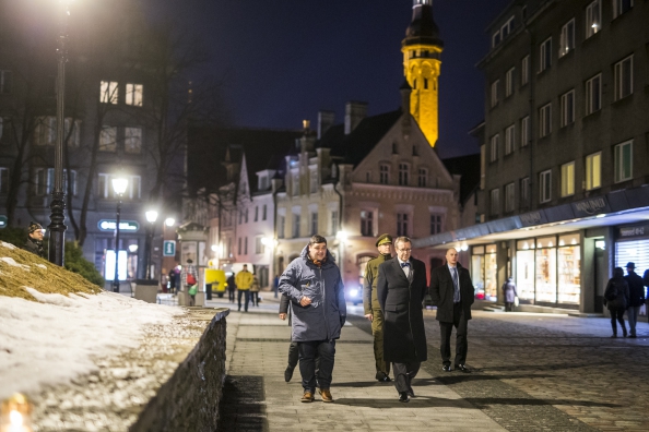 President Toomas Hendrik Ilves süütas 9. märtsi õhtul Tallinnas Harju tänaval küünla kõigi kaasmaalaste mälestuseks, kes hukkusid oma kodulinnades Teise maailmasõja aegses Eestis.