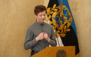 Kultuuri rahastamise teemal oli eitava poole esimene kõneleja Karl Enrik Kriis Pärnu Sütevaka Humanitaargümnaasiumist.