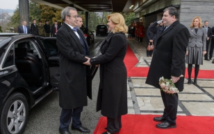 Ametlik vastuvõtutseremoonia Horvaatia Presidendi Kantselei ees. Presidendipaari tervitavad Horvaatia Vabariigi president Kolinda Grabar-Kitarović ja tema abikaasa Jakov Kitarović.